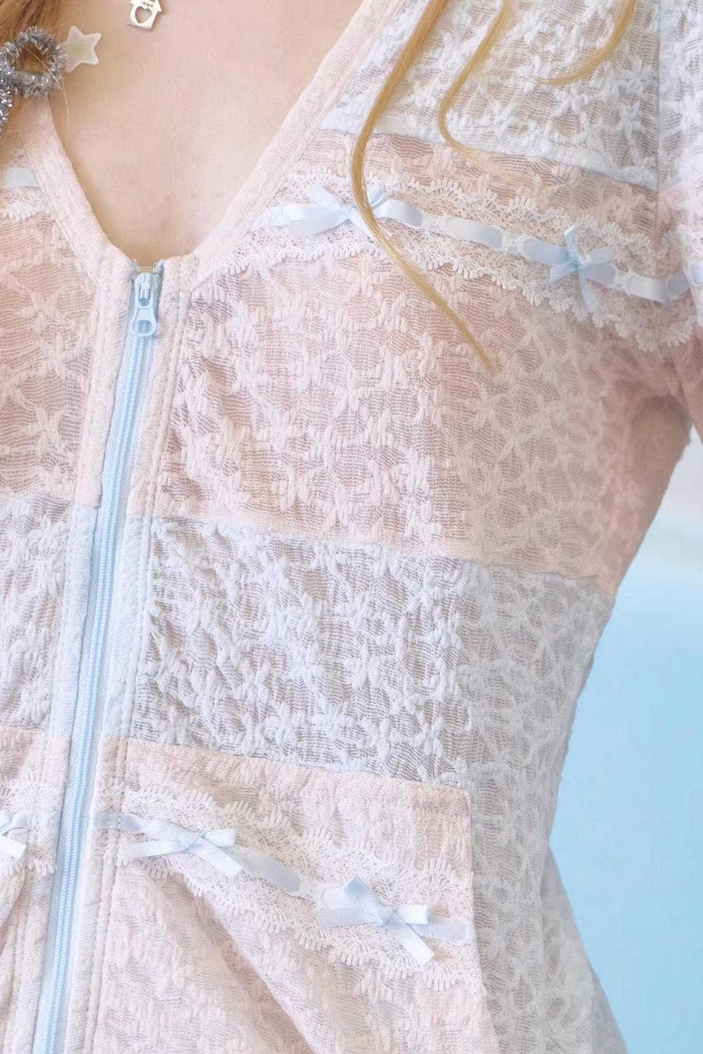 Blau-pinke Spitzenbluse mit Kapuze