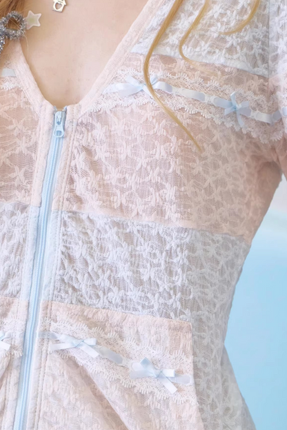 Blau-pinke Spitzenbluse mit Kapuze