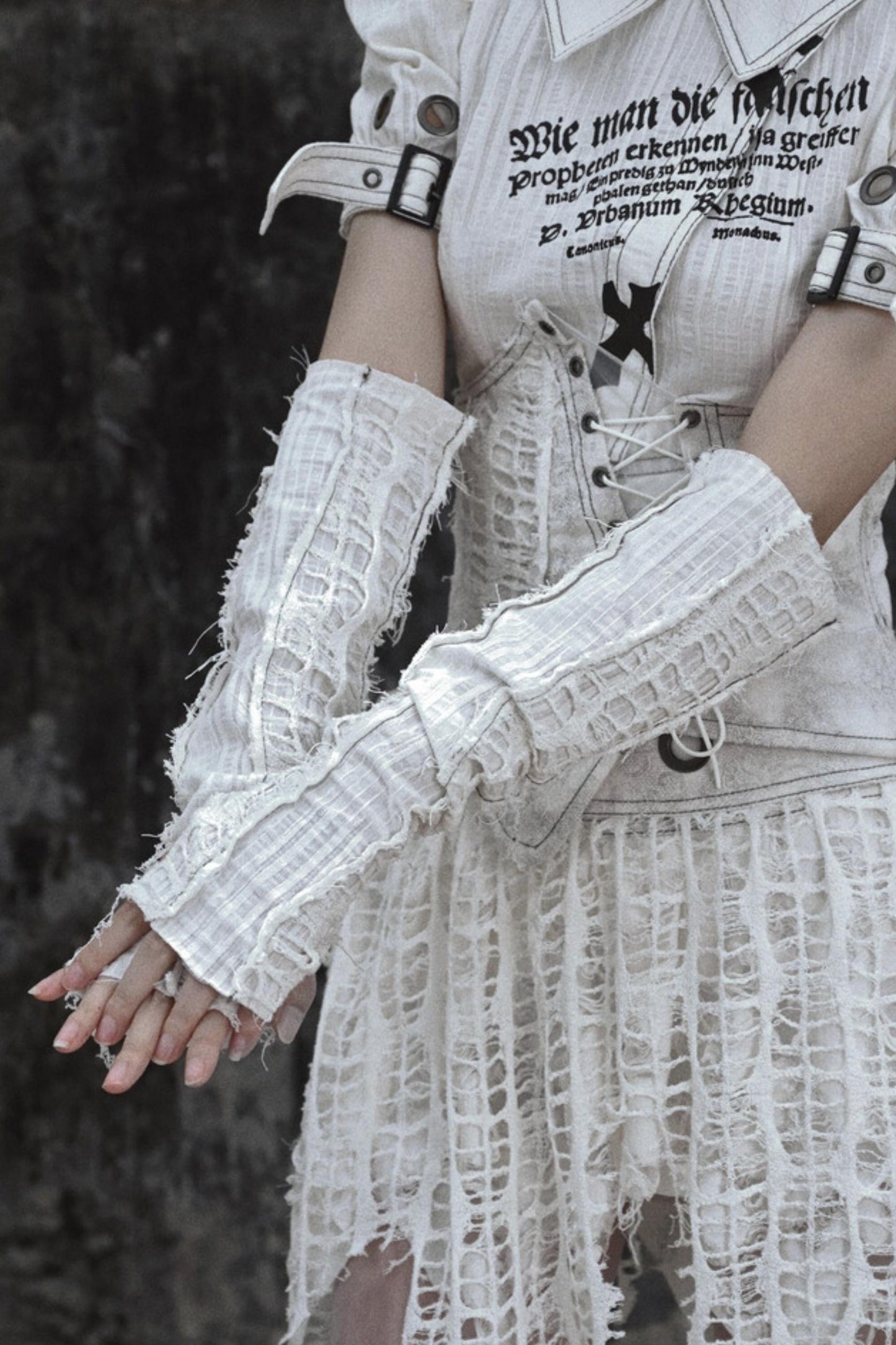 Gothic Ripped Pleated Sleeve Gloves