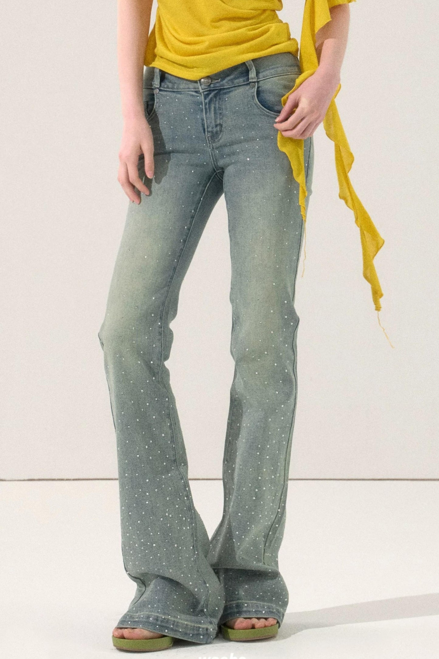 Ausgestellte Denimhose mit Strass