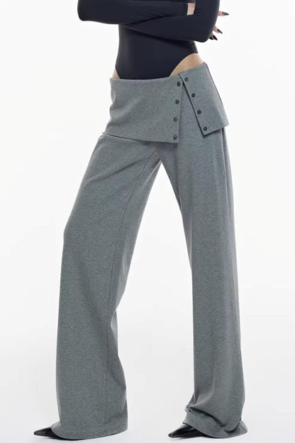 Strickhose mit Schlitz, die die Hüfte bedeckt