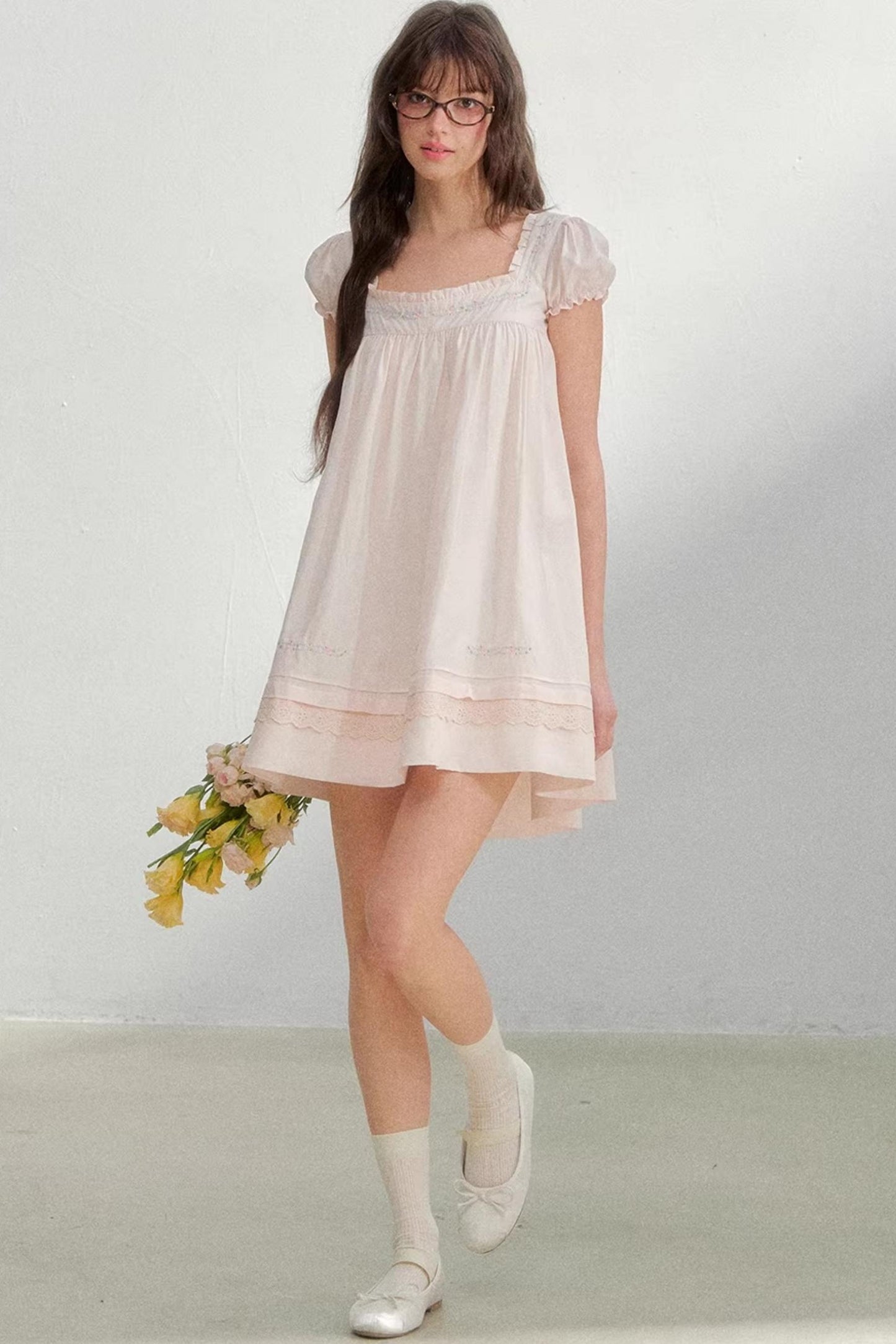 Quadratisches, besticktes Puppenkleid