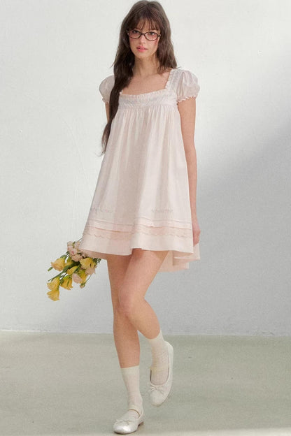 Quadratisches, besticktes Puppenkleid