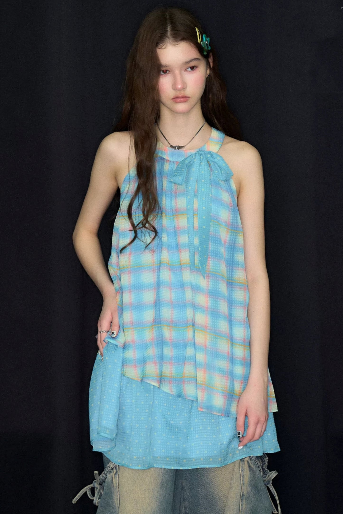 Blaues kariertes Neckholder-Kleid mit Schleife