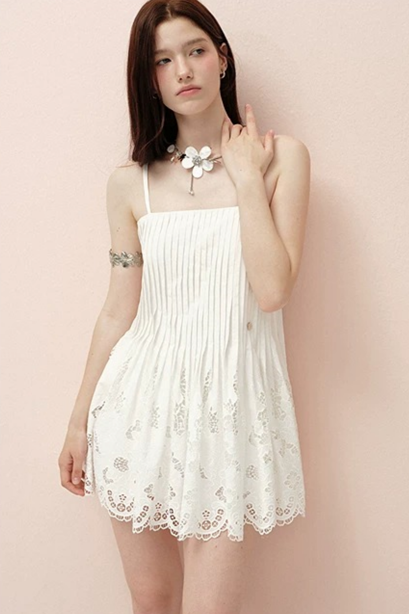 Weißes plissiertes Spitzenkleid