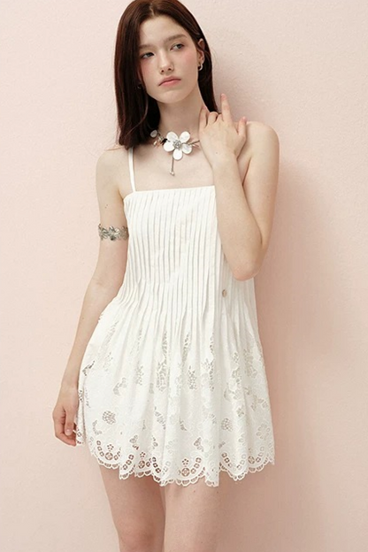 Weißes plissiertes Spitzenkleid