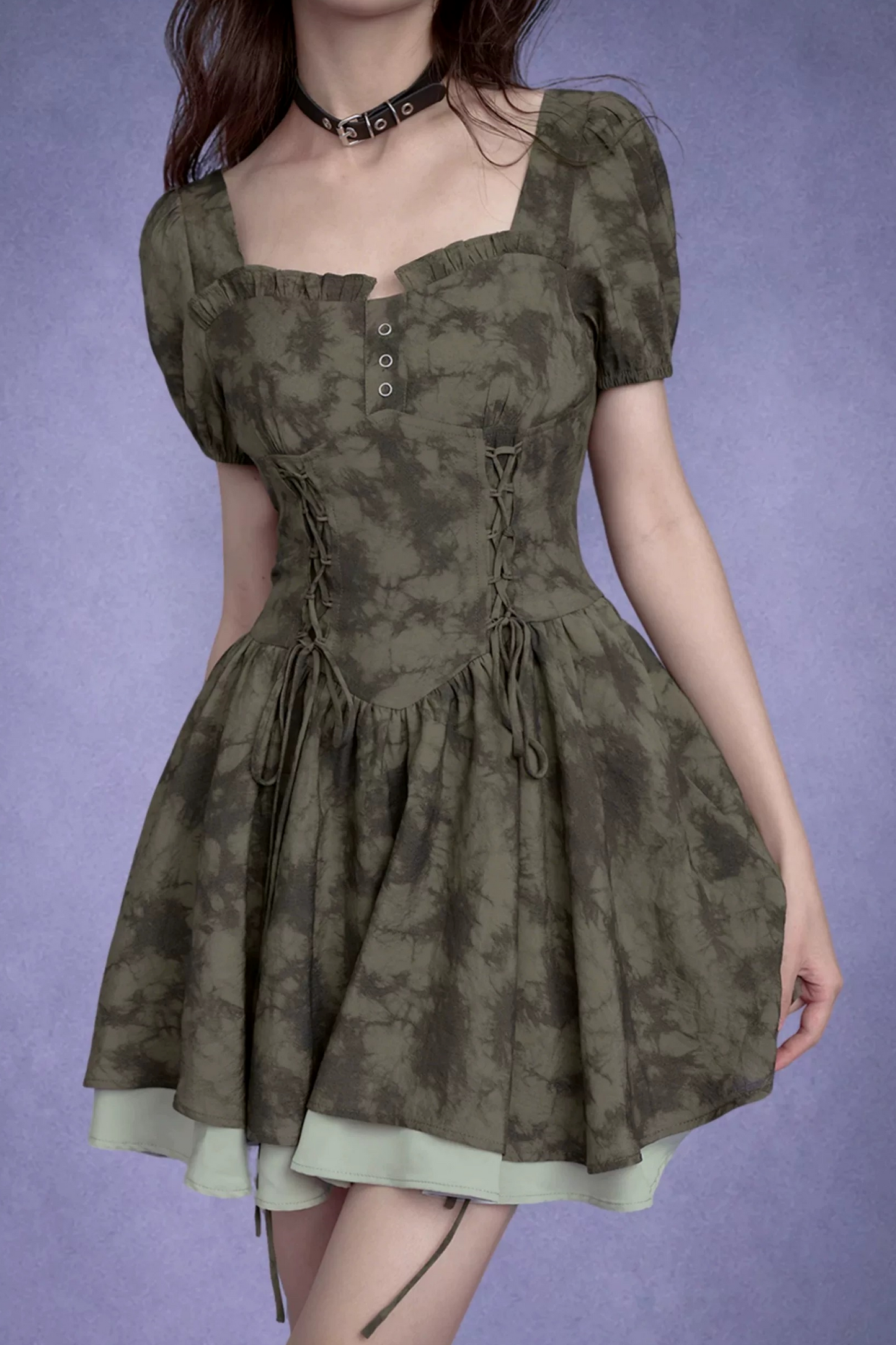 Dunkelmoosfarbenes figurformendes Kleid