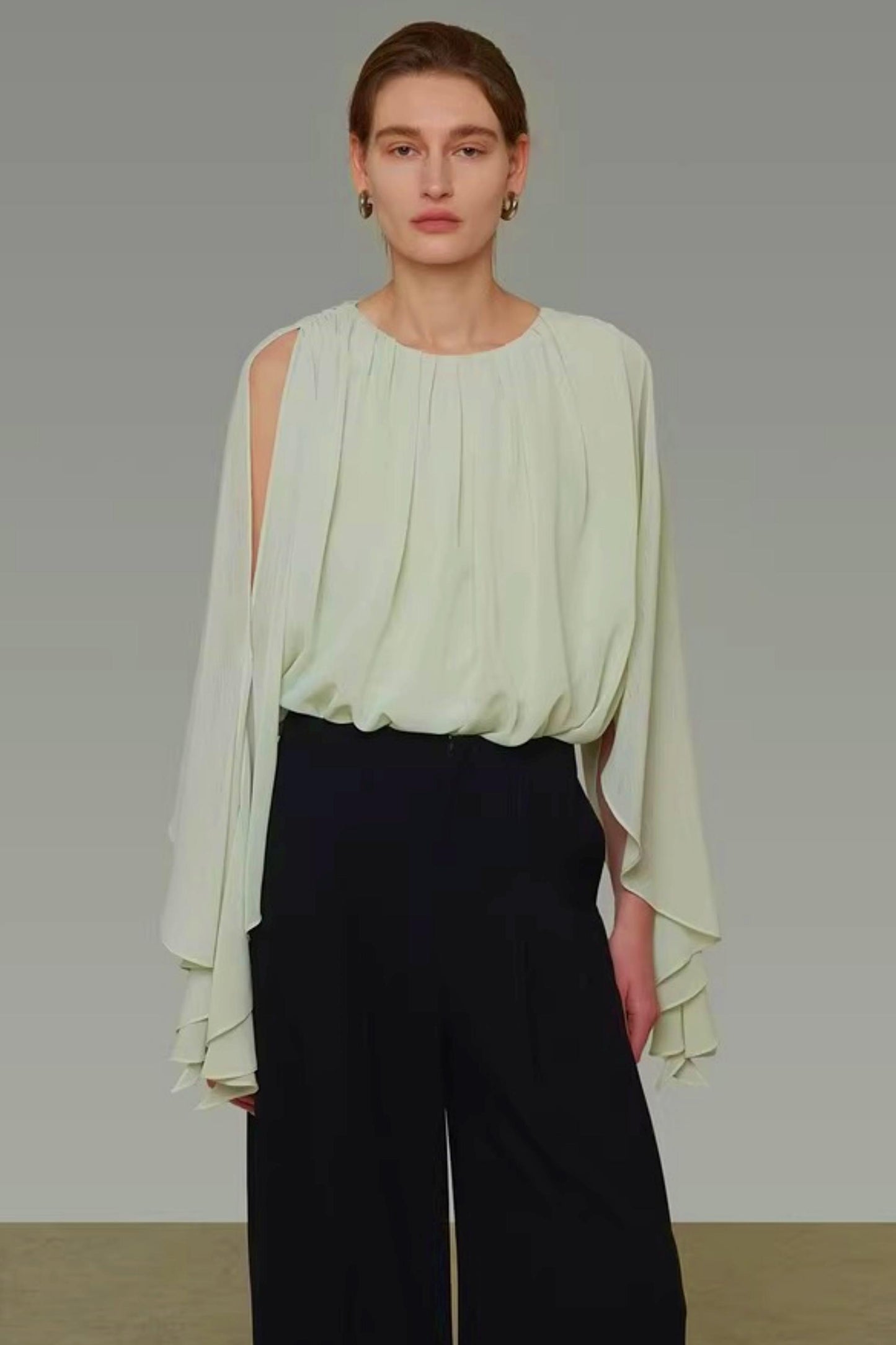 Rundhalsbluse mit Flatterärmeln
