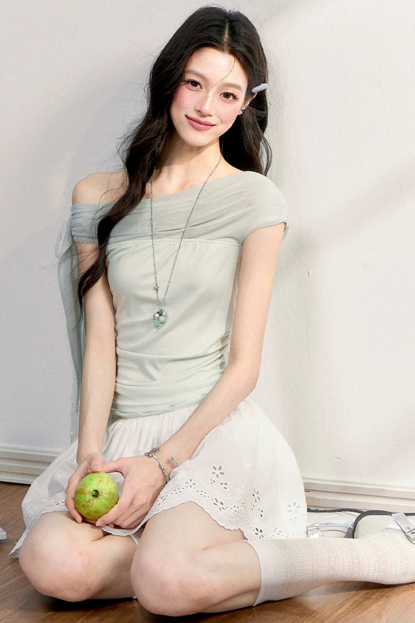 Blusa in pizzo con spalle scoperte color vino ciliegia