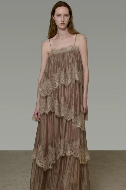 Französisches langes Kleid mit Spitzeneinsätzen