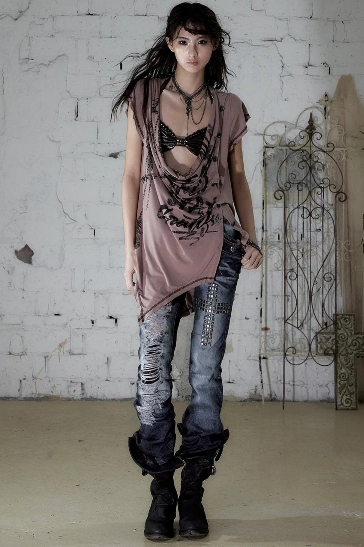 Jeanshose in Used-Optik mit Strasssteinen