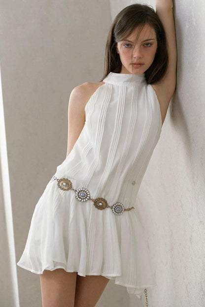Abito bianco testurizzato plissettato con scollo halter e orlo irregolare
