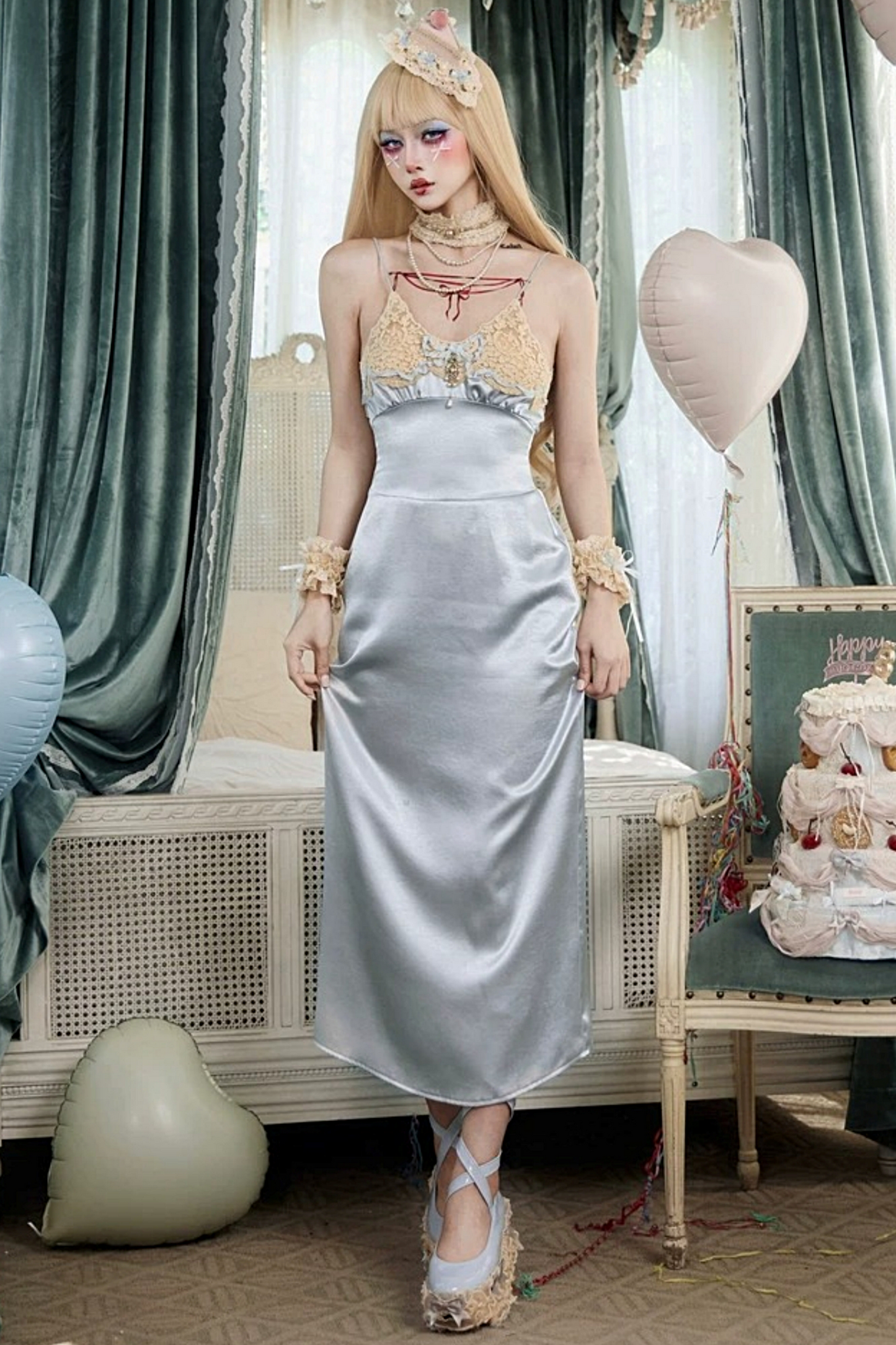 Robe nuisette en satin bleu rococo