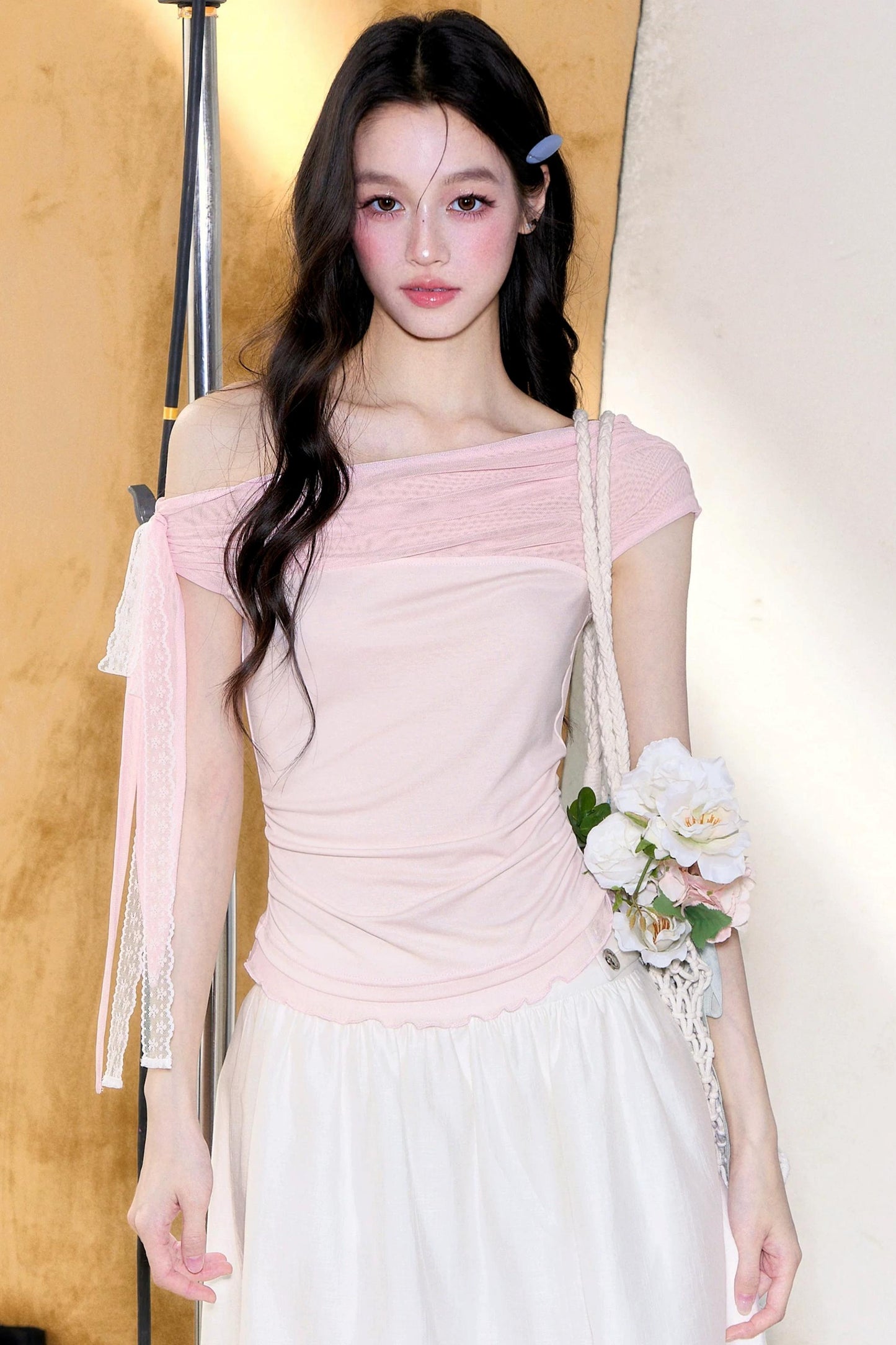 Blusa in pizzo con spalle scoperte color vino ciliegia