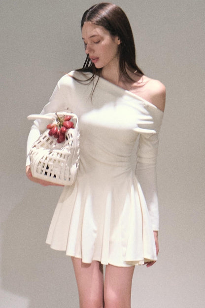 슬랜티드 숄더 자수 허리 드레스