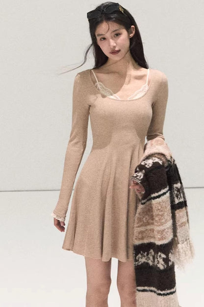 Gestreiftes Kleid mit Ballettkragen