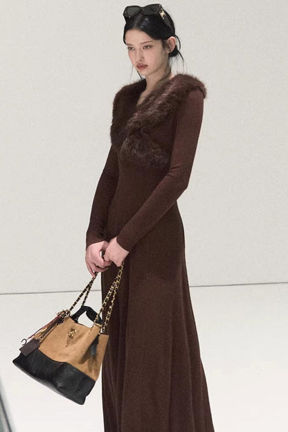 Gestreiftes Kleid mit Ballettkragen