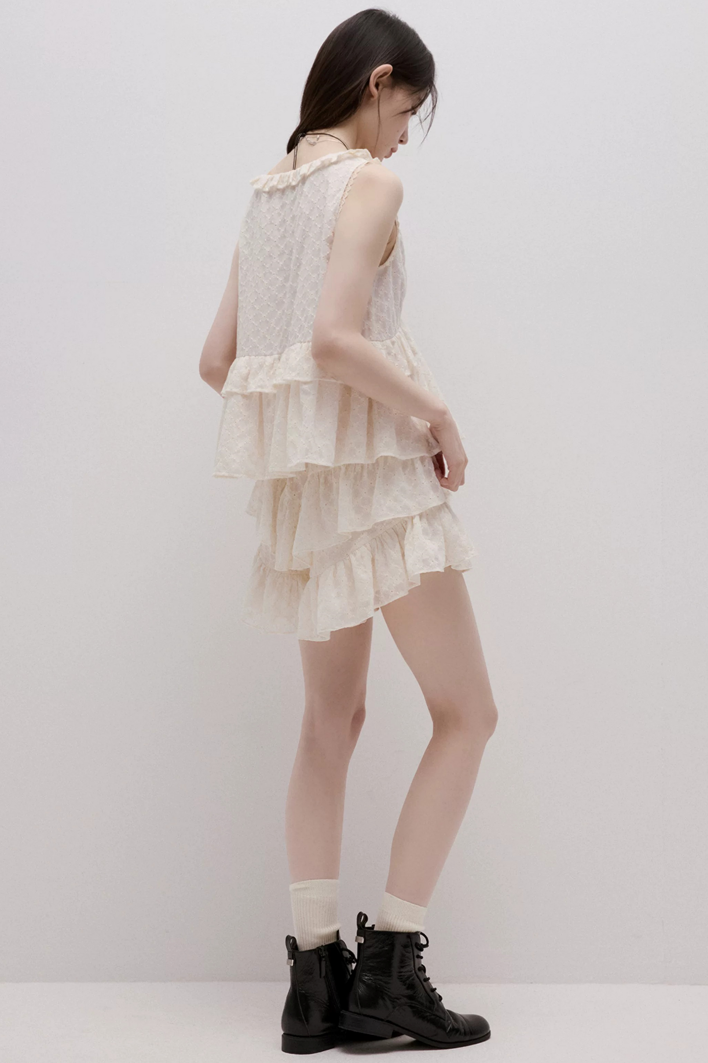 Pear White Daisy Embroidered Top
