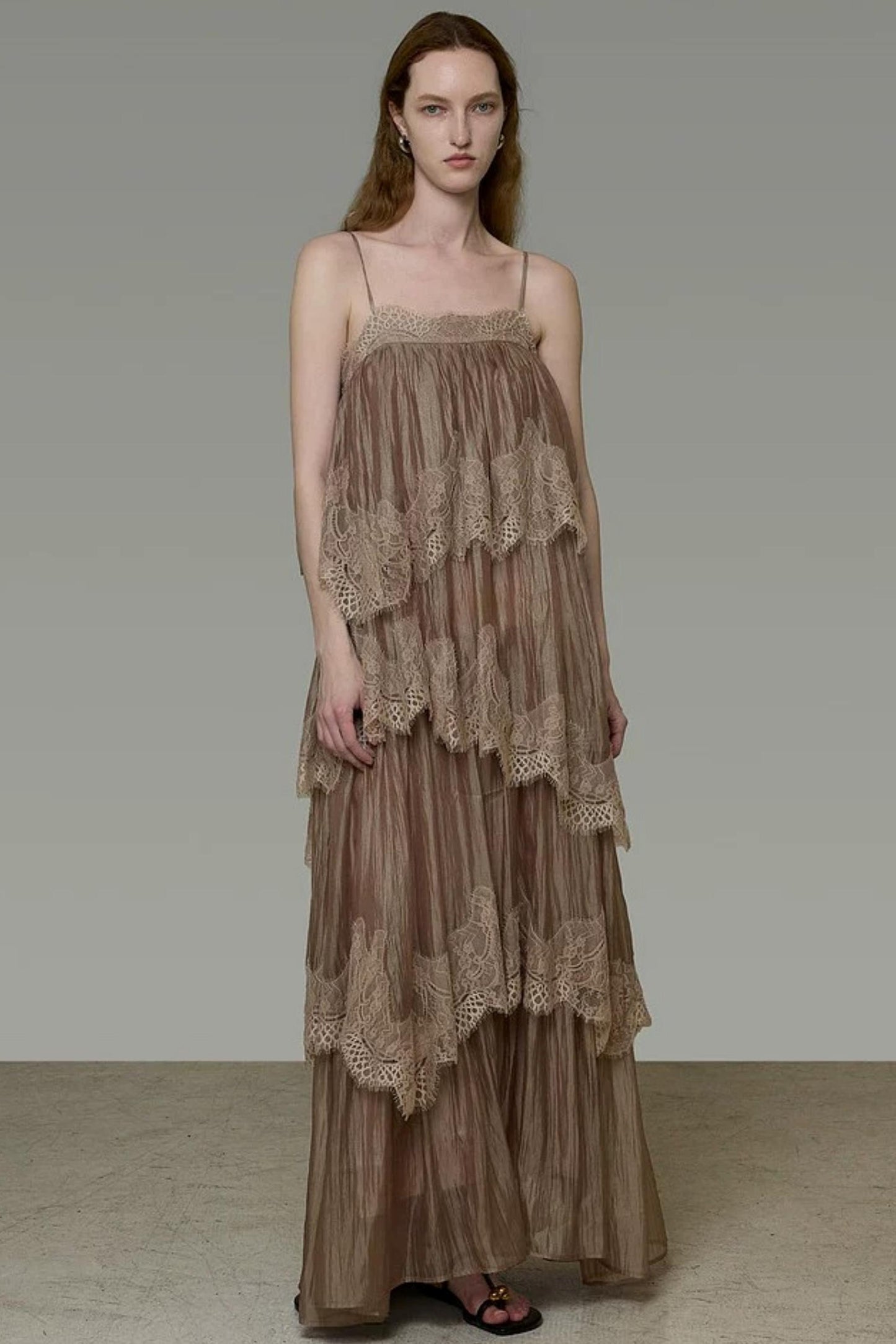 Französisches langes Kleid mit Spitzeneinsätzen