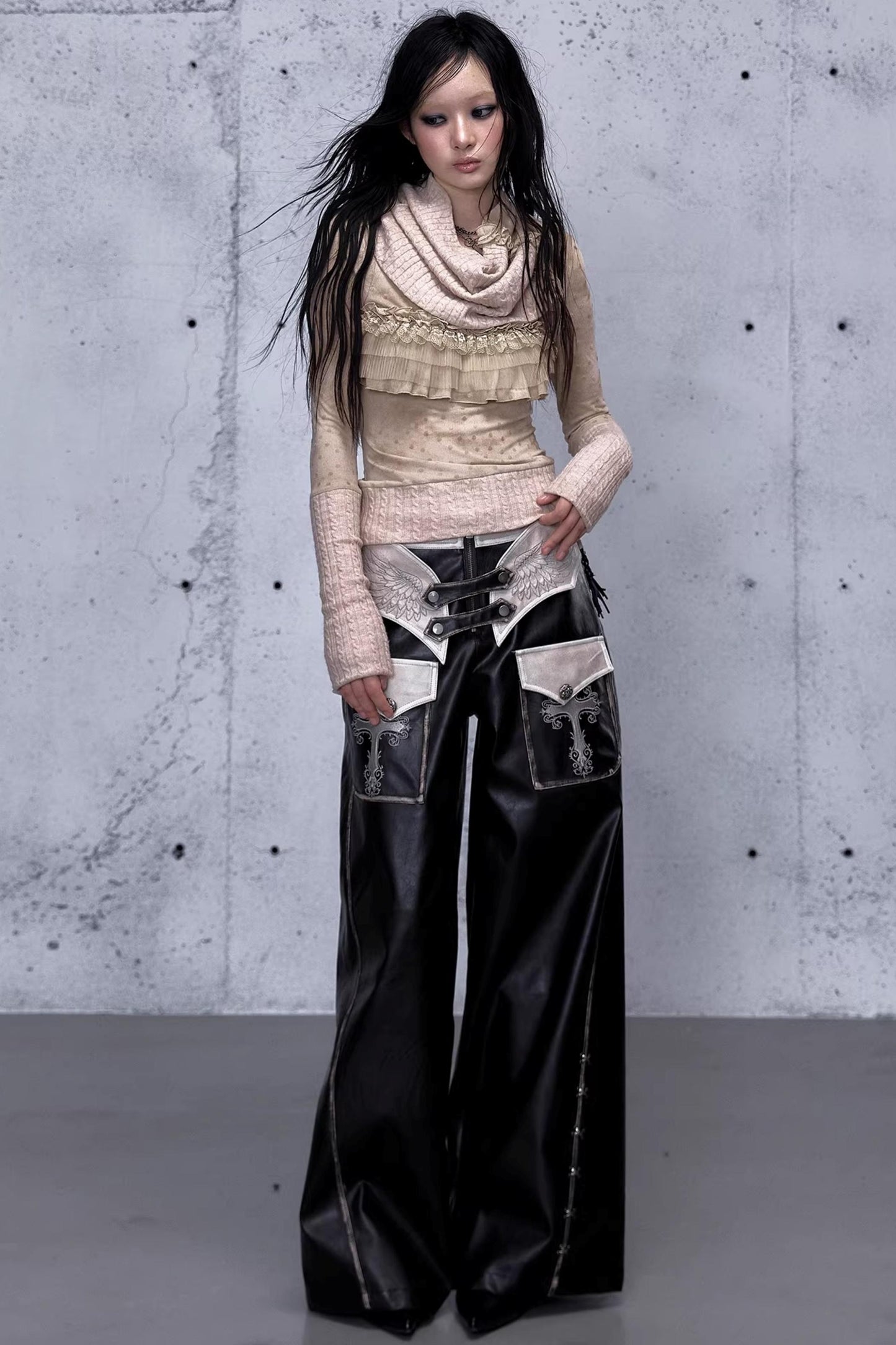 Punk-Lederhose mit Stickerei