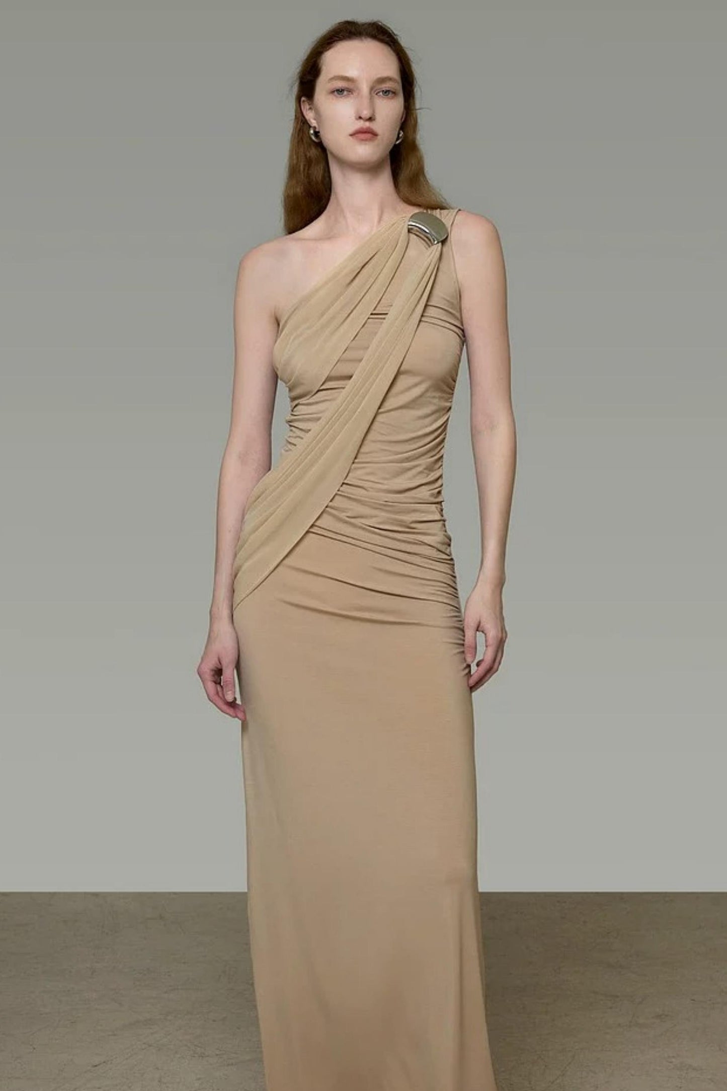 Schulterfreies Kleid mit Schleife