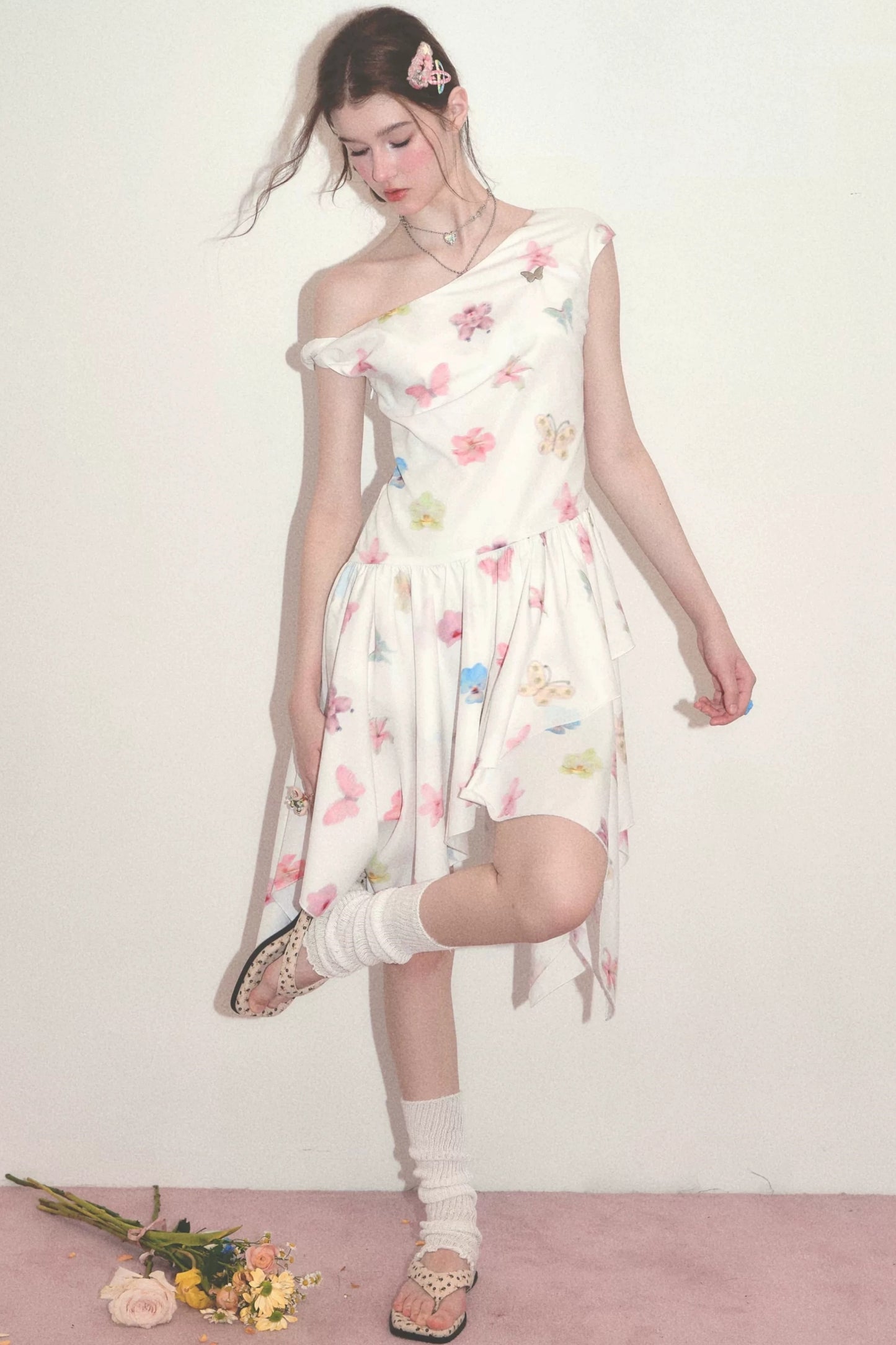 Schulterfreies Kleid mit Schmetterlings- und Blumenmuster und asymmetrischem Saum