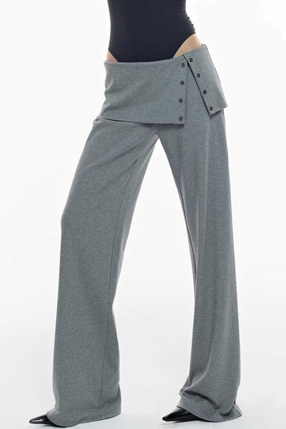 Strickhose mit Schlitz, die die Hüfte bedeckt