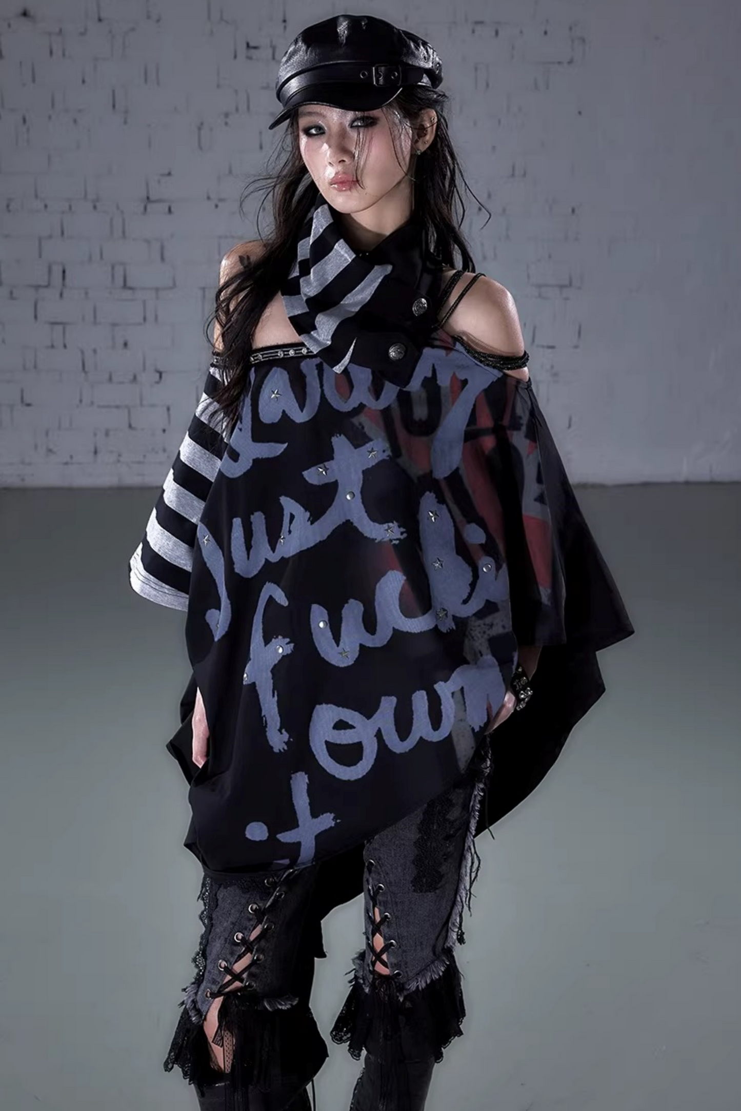 Asymmetrische Schleifen-Cape-Bluse
