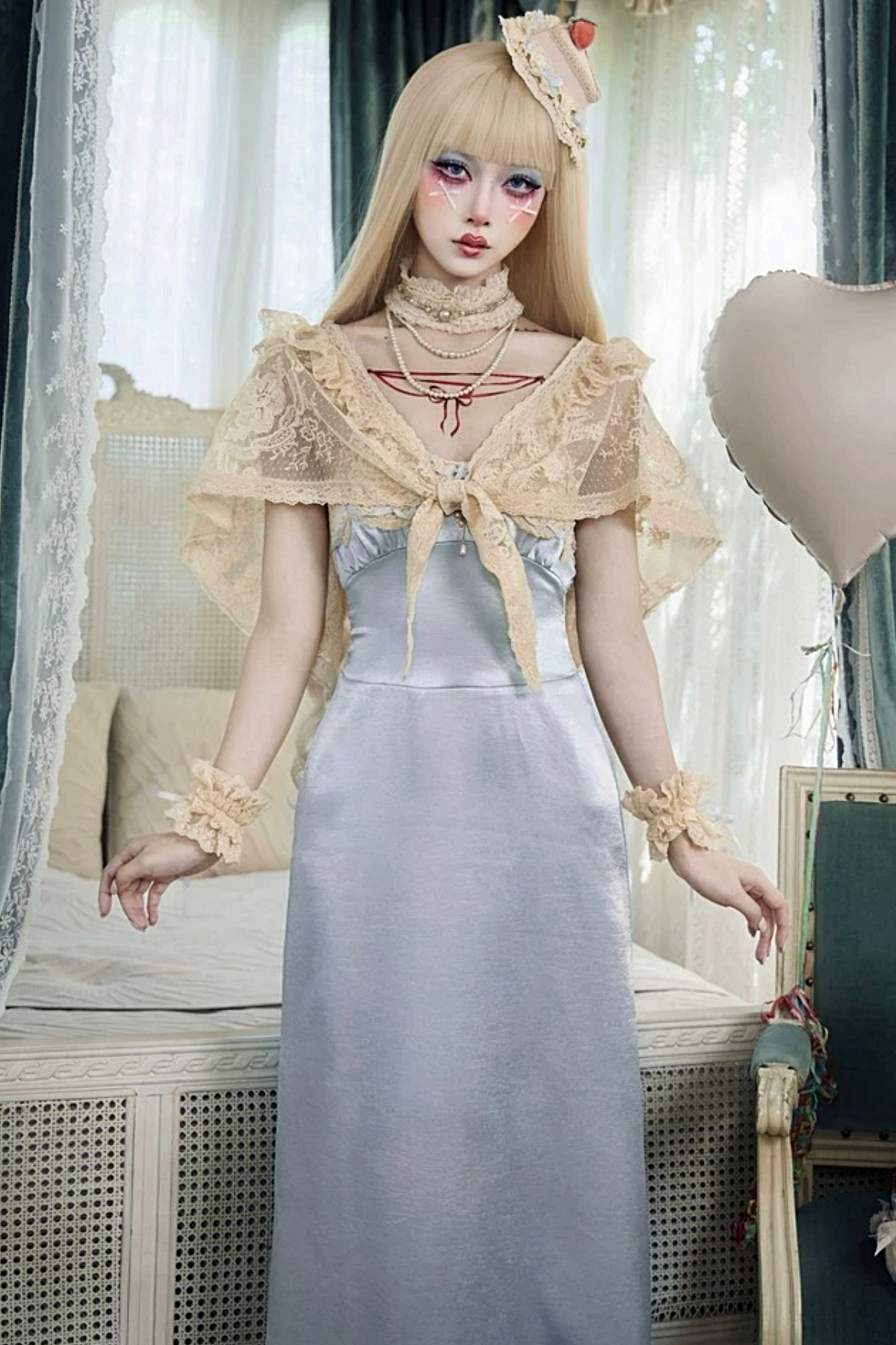 Robe nuisette en satin bleu rococo