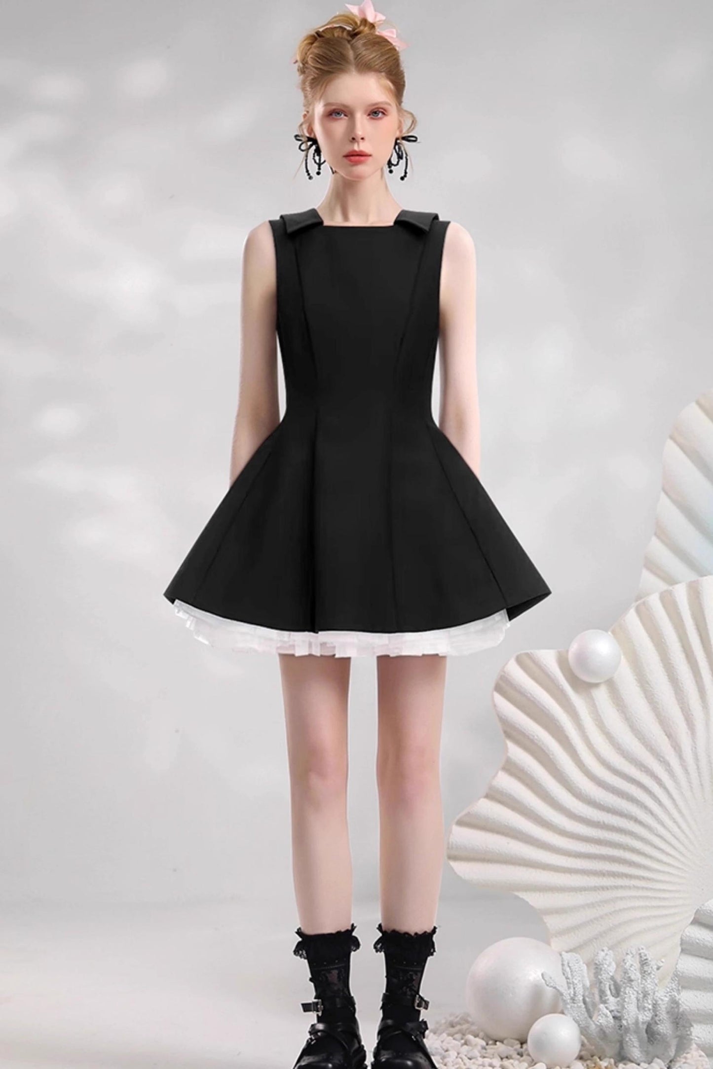 Ärmelloses, schwarzes Kleid