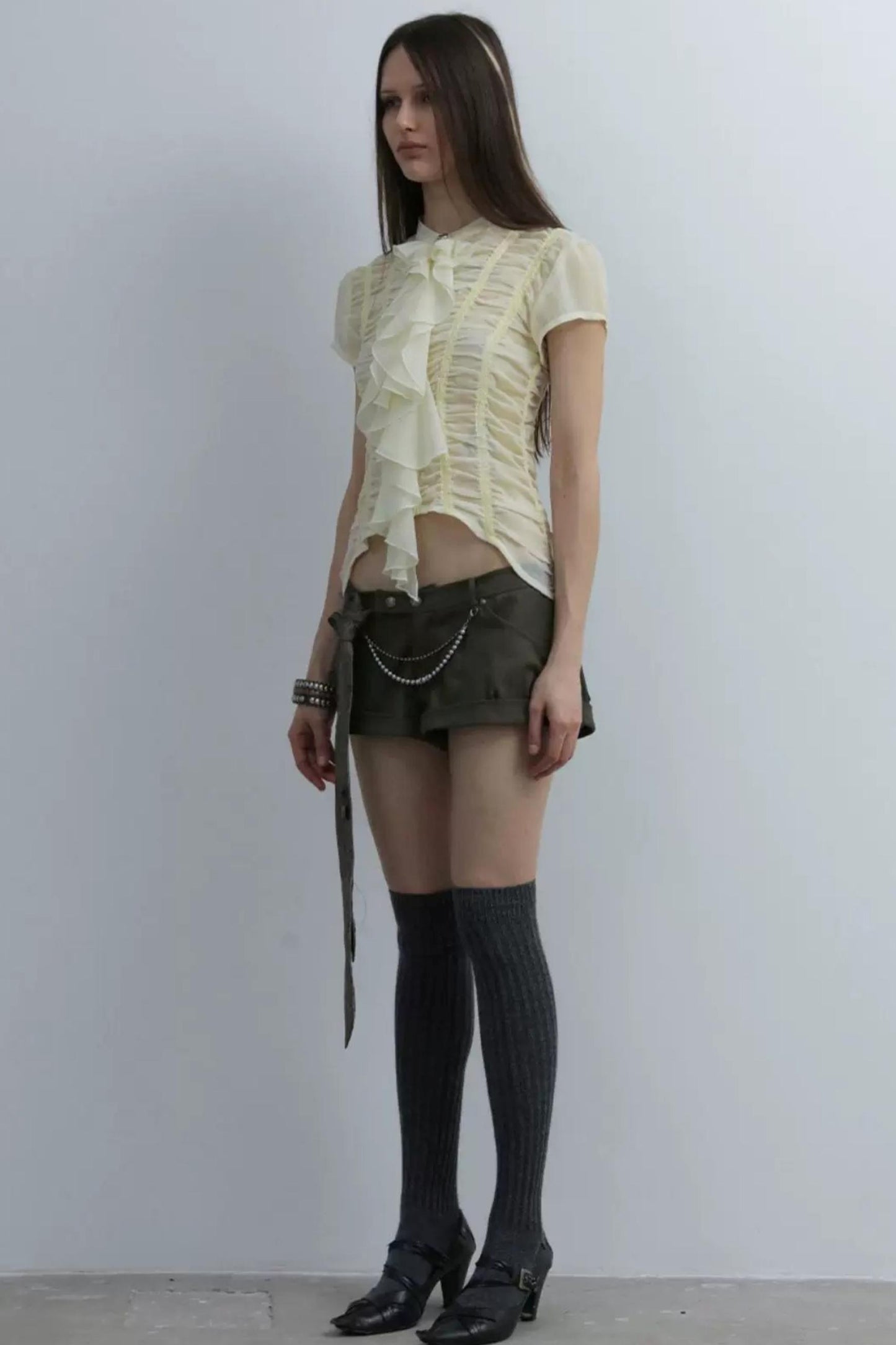 Blusa vittoriana fatta a mano in velo leggero