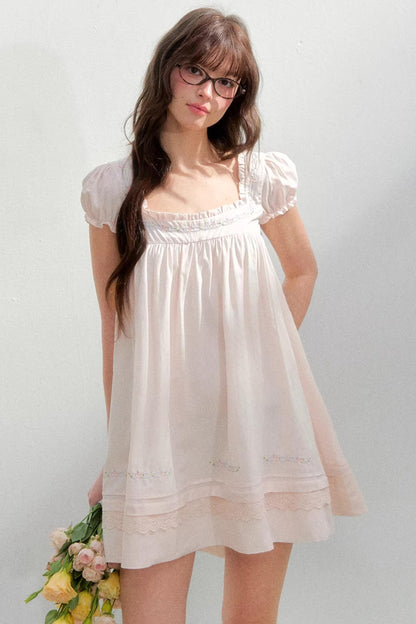 Quadratisches, besticktes Puppenkleid