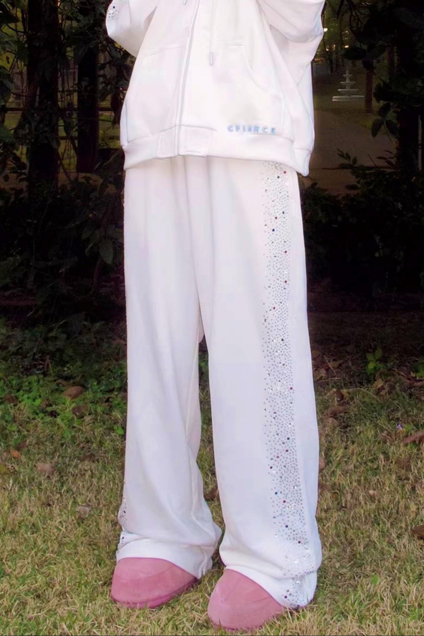 Sweatpants mit weinendem Einhorn und Strasssteinen