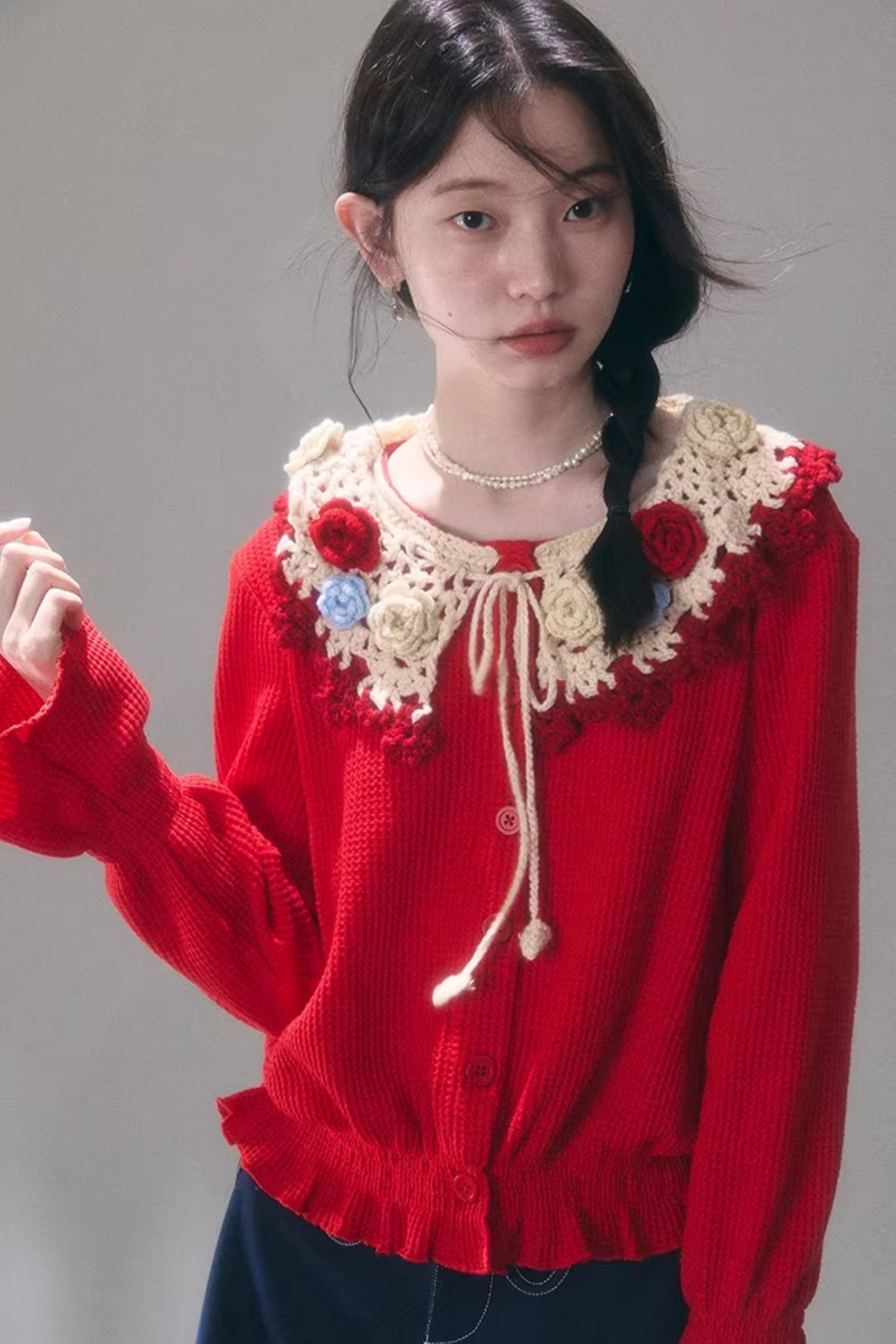 Gehäkelte Strickjacke mit floraler Kamelie