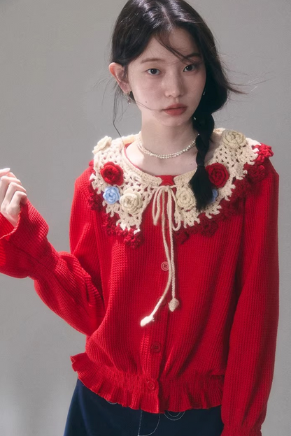 Gehäkelte Strickjacke mit floraler Kamelie