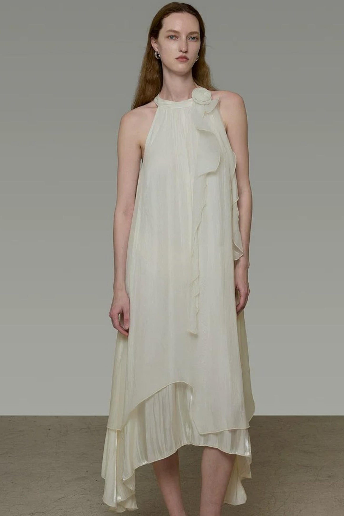 Robe féminine à volants et épaules dénudées