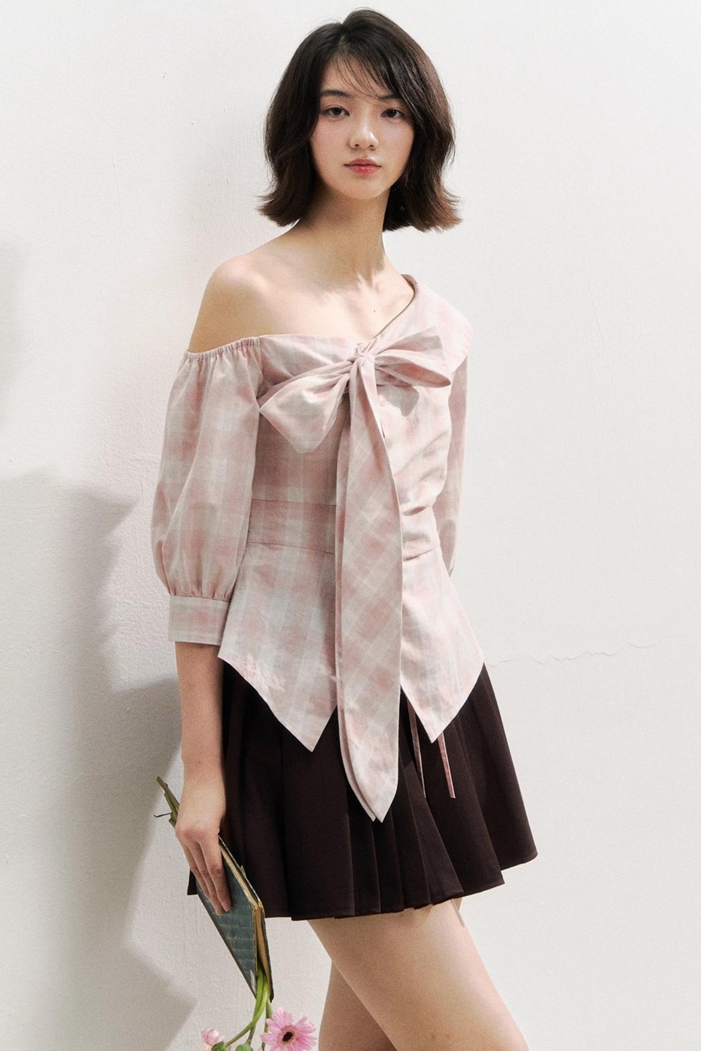 Kariertes One-Shoulder-Taillen-Shirt mit Schleife