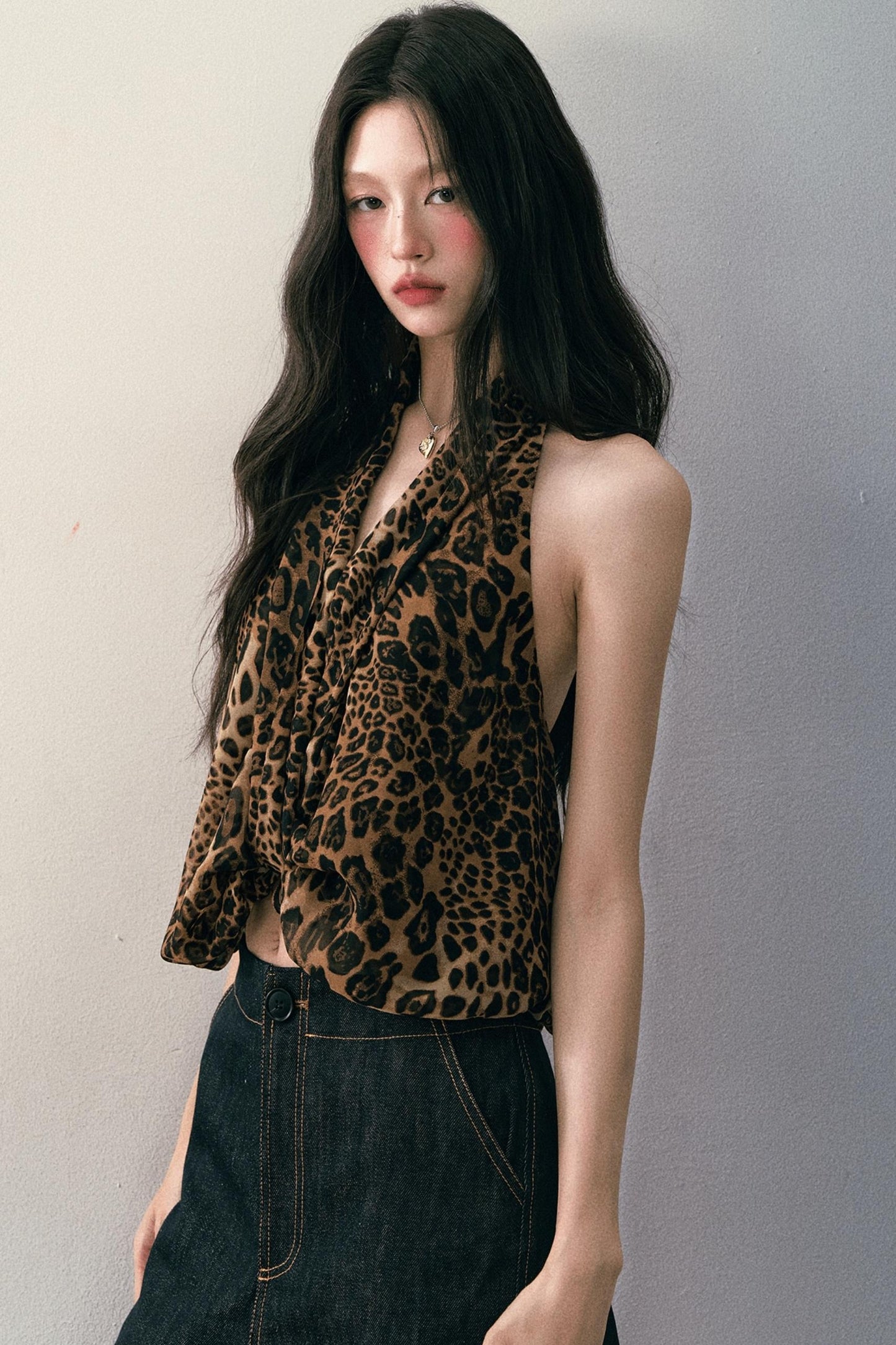 Leoparden-Neckholder-Top mit V-Ausschnitt