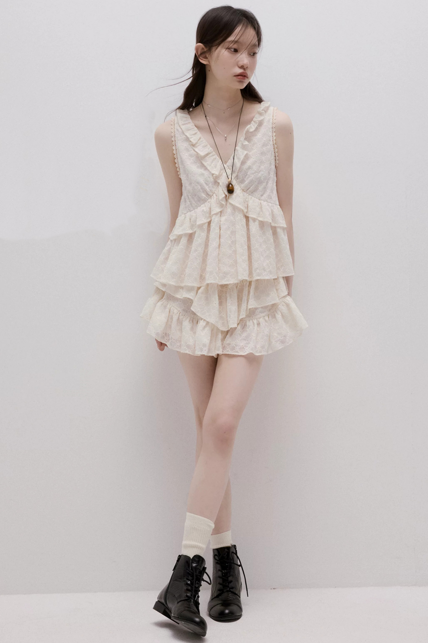 Pear White Daisy Embroidered Top
