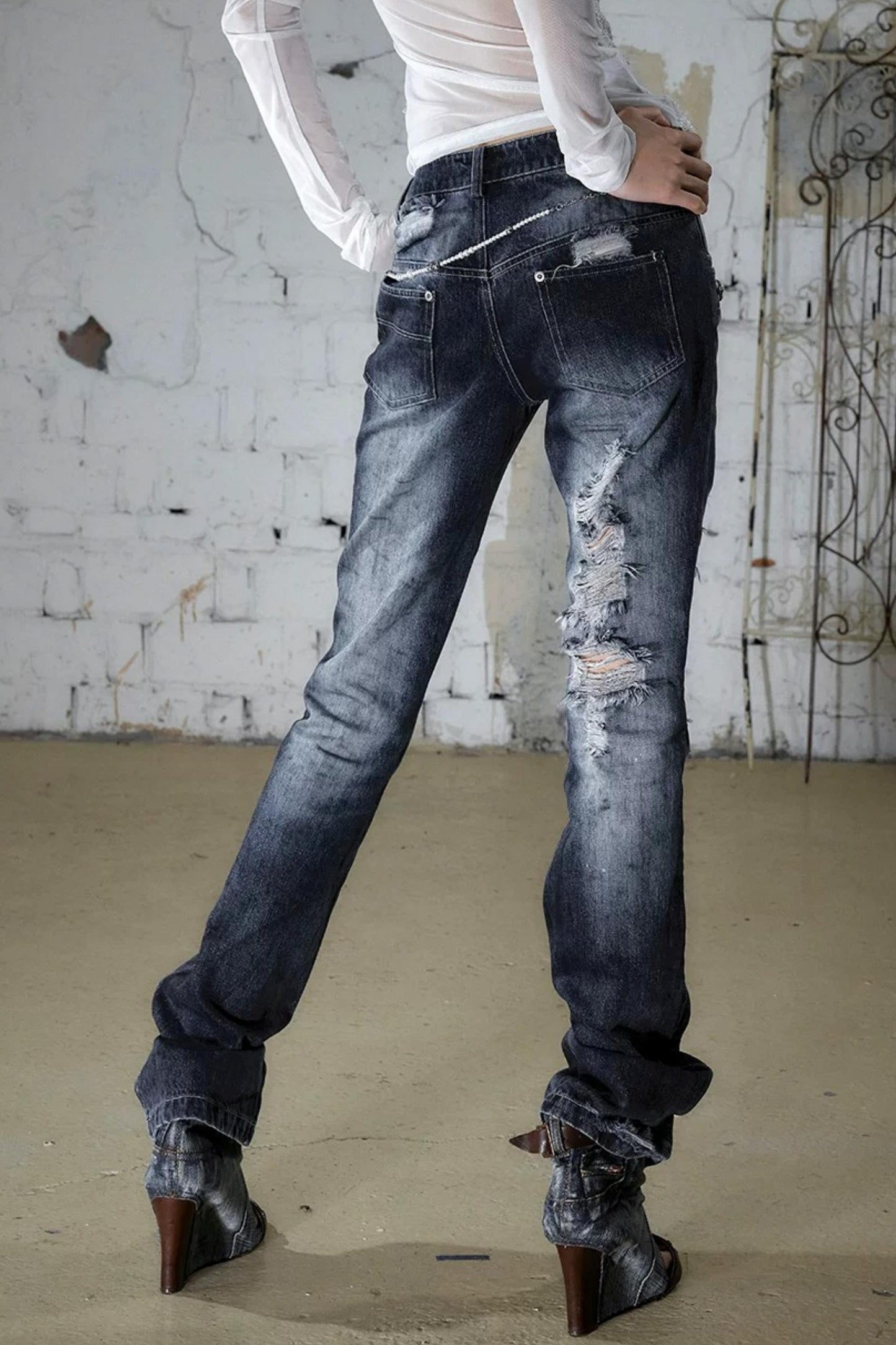 Jeanshose in Used-Optik mit Strasssteinen