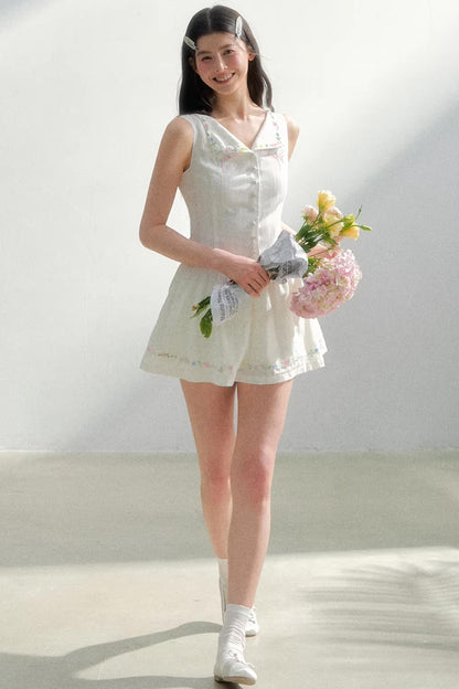 Weißes, elegantes Kleid mit Taillenband