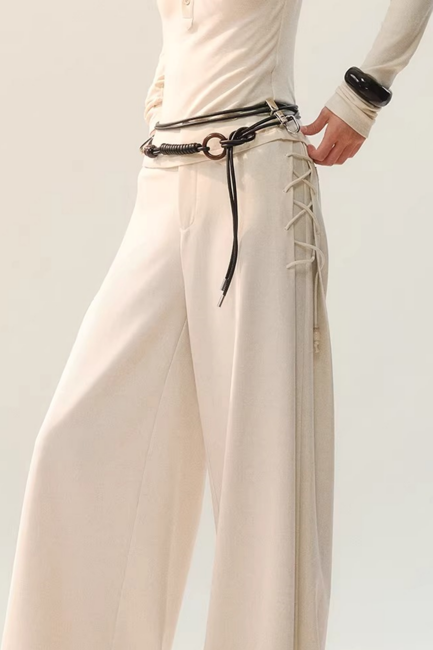 Drapierte Hose mit weitem Bein und seitlicher Schnürung