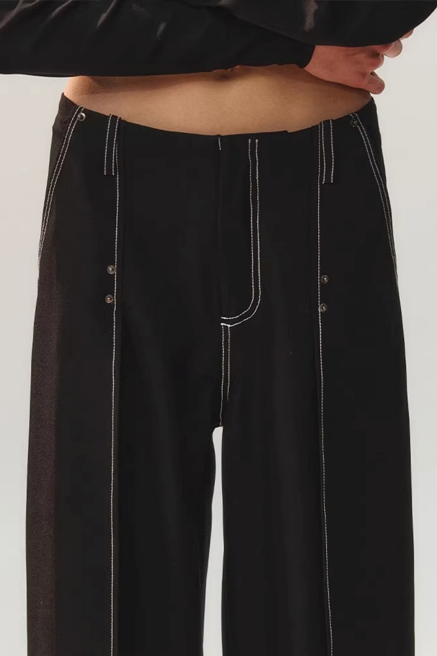 Doppelt plissierte Hose mit weitem Bein