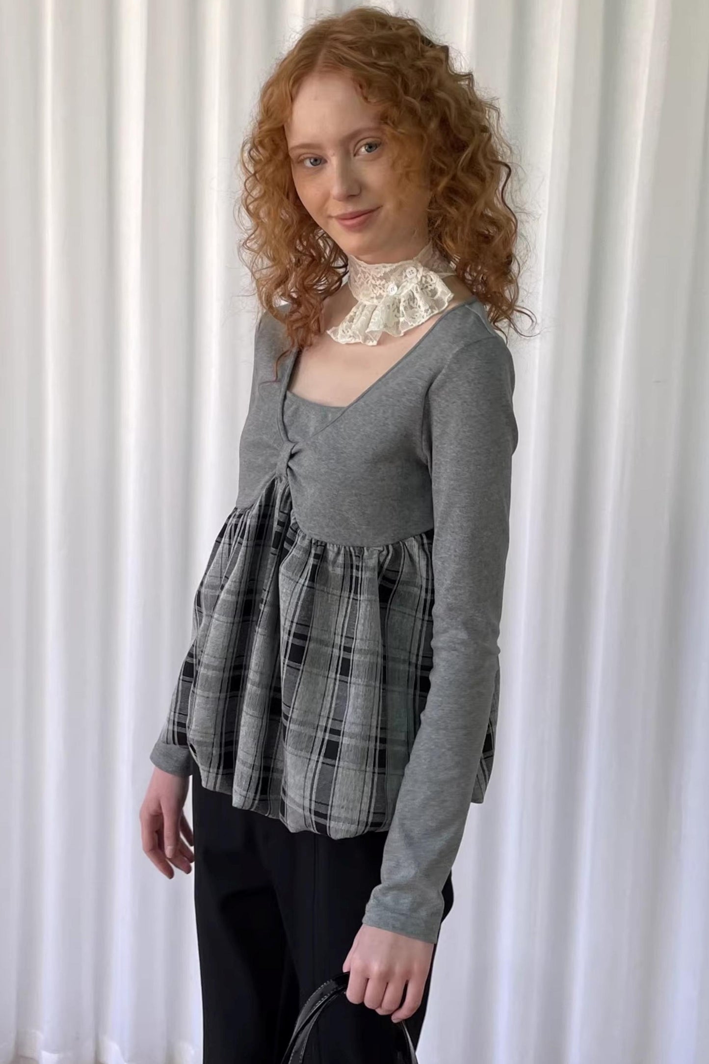 Graues Strickoberteil mit Karomuster