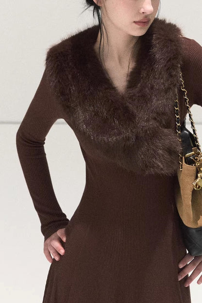 Gestreiftes Kleid mit Ballettkragen