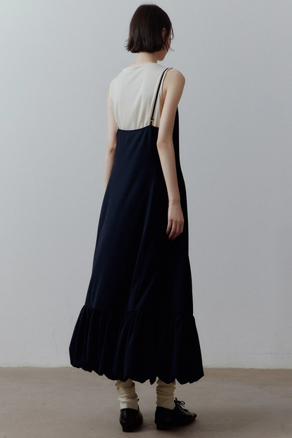 Blumenkleid in ruhigem Blau