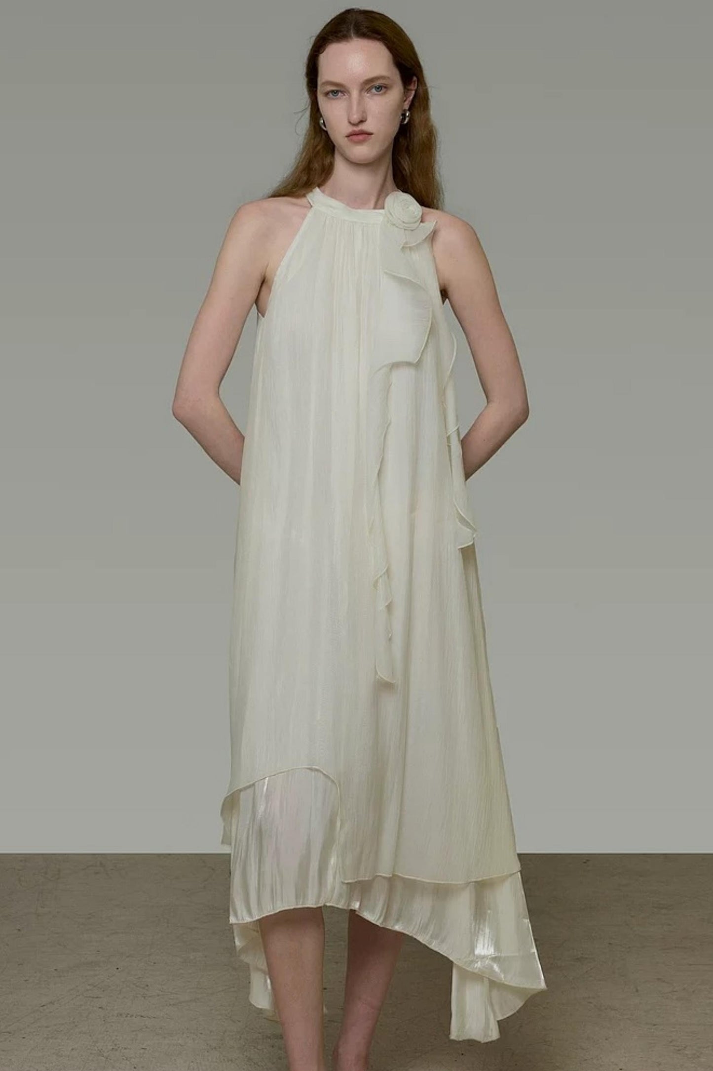 Robe féminine à volants et épaules dénudées