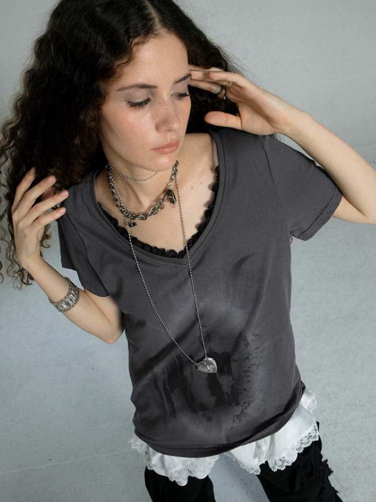 Loose V-Neck Mysterious Print T-Shirt