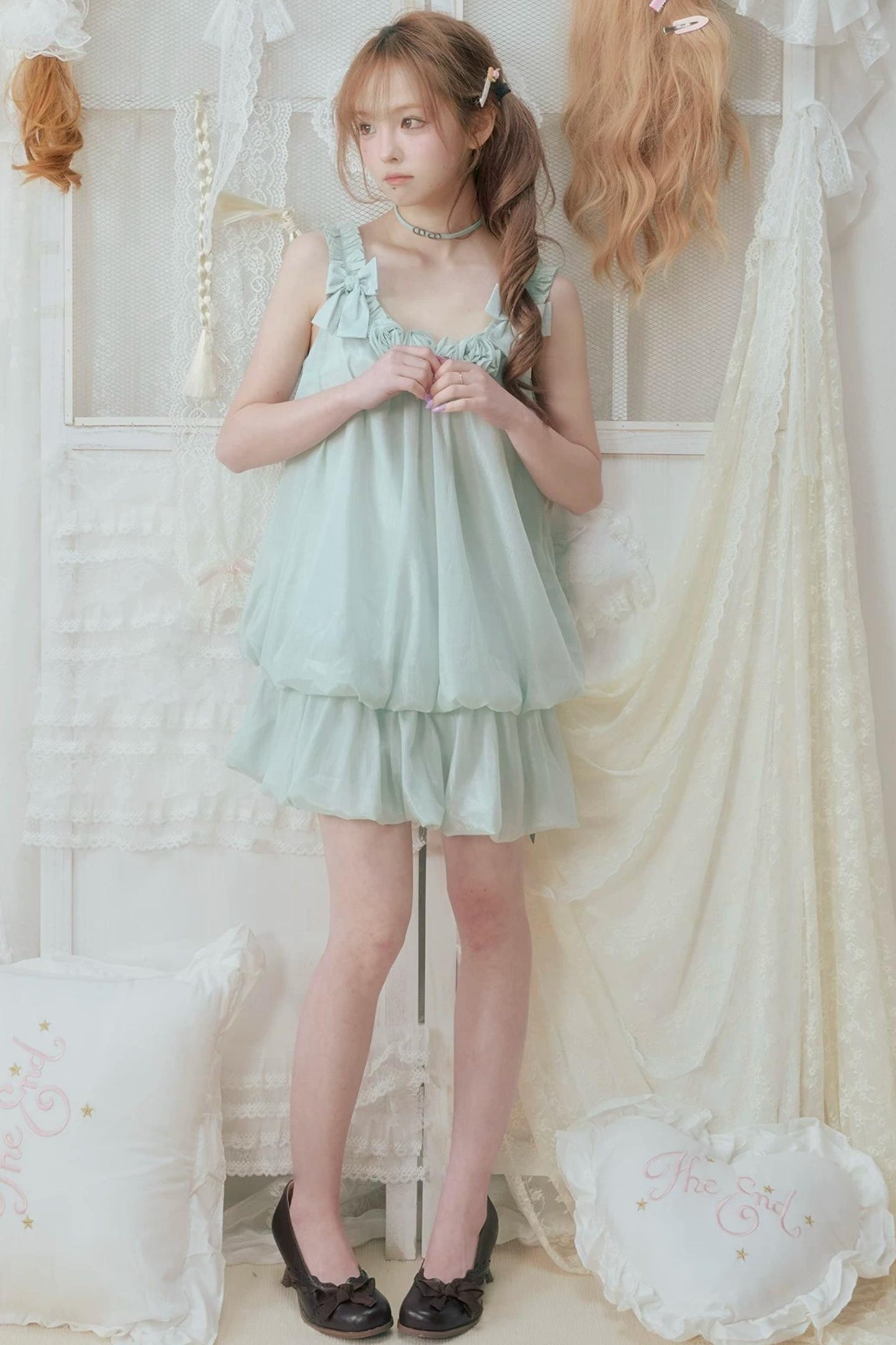 Robe en dentelle à pétales cachés