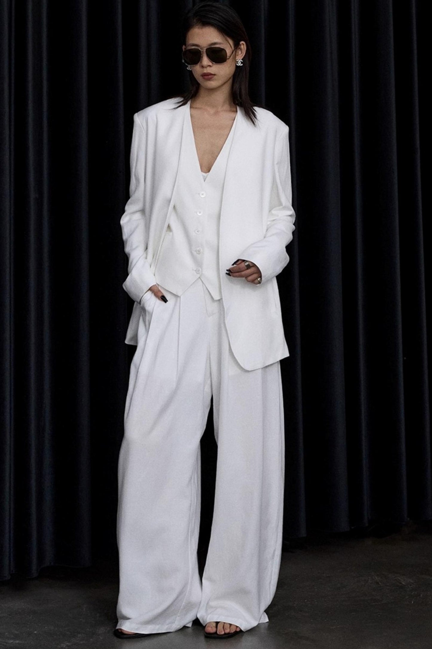 White Collarless V-Neck Loose Suit Set-Up